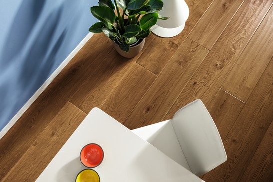 Cuisine moderne avec parquet dans des tons foncés et murs colorés
