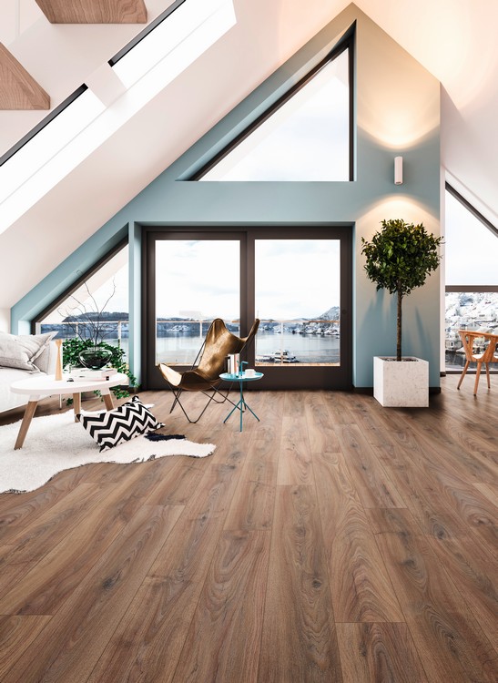 Séjour moderne loft avec sol imitation bois et mur dans les tons de bleu.