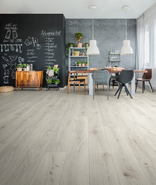 Modernes Wohnzimmer mit Holzoptik Grau am Boden für einen industriellen Hauch
