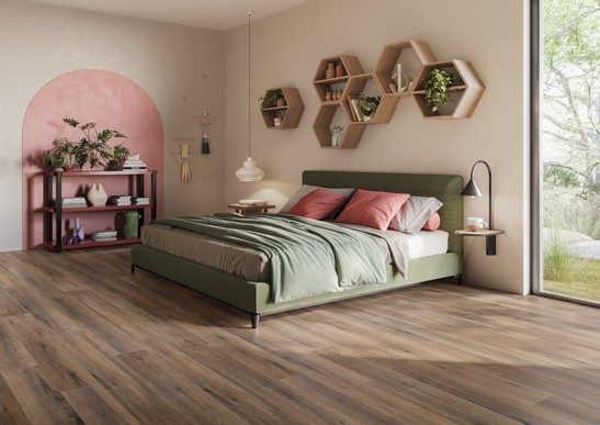 Camera da letto moderna con pavimento effetto legno e pareti sui toni rosa