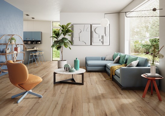 Modernes offenes Wohnzimmer mit Holzoptik am Boden, Blau- und Weißtöne an den  Wänden