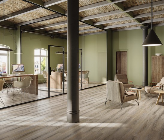 Ufficio moderno sui toni del verde con pavimento effetto legno per un tocco rustico