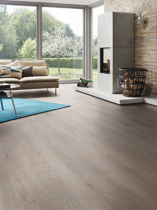 Modernes Wohnzimmer mit Kamin und Boden Holzoptik für einen rustikalen Touch