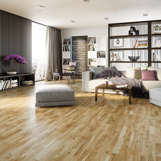 Soggiorno moderno con pavimento in legno sui toni beige