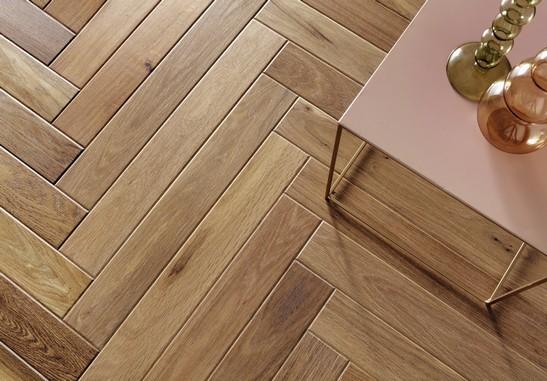Séjour classique et élégant avec parquet tons beiges
