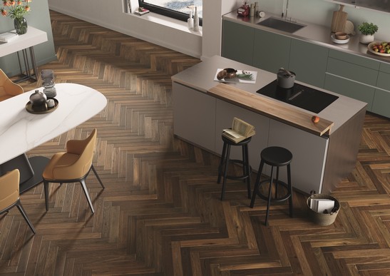 Moderne lineare Küche mit luxuriösem Parkett