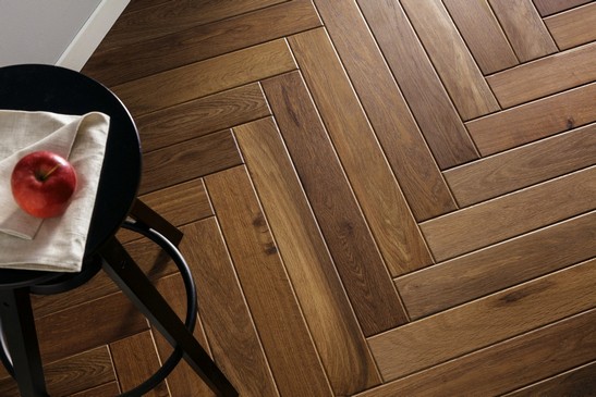 Modern living room with brown wood-effect flooring