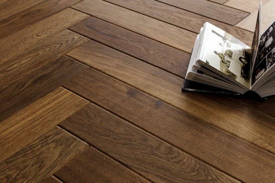 Soggiorno moderno con pavimento in legno marrone per un tocco classico