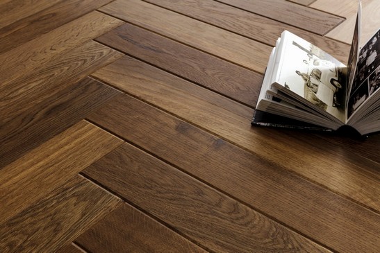 Séjour moderne avec sol imitation bois marron pour une touche classique