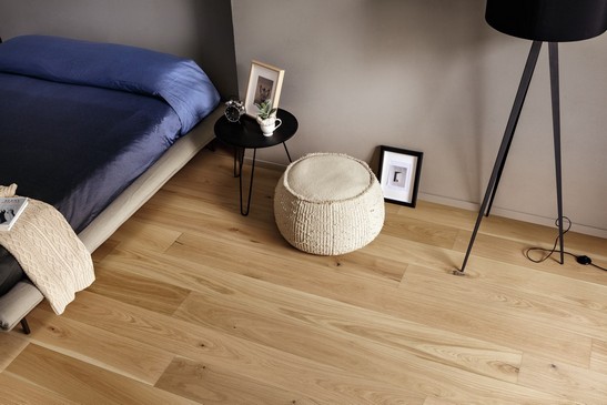 Elegantes und minimales Schlafzimmer in Beigetönen mit Boden Holzoptik