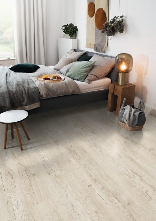 Modernes Schlafzimmer in helltönen mit Boden Holzoptik