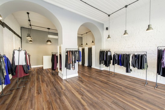 Boutique moderne avec sol imitation bois