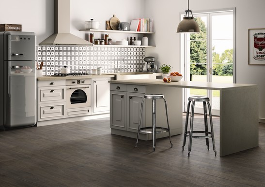 Cuisine au style vintage avec îlot central effet bois dans des tons de gris et de blanc.