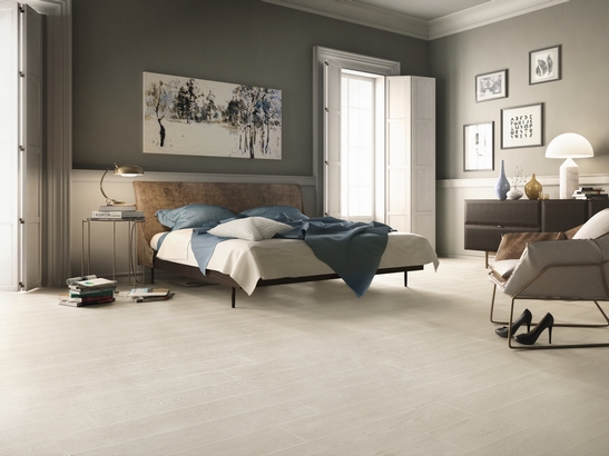 Chambre chic, classique, dans des tons de blanc et de gris, imitation bois moderne.