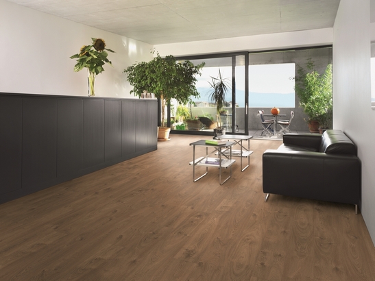 Soggiorno elegante e moderno con pavimento laminato effetto legno