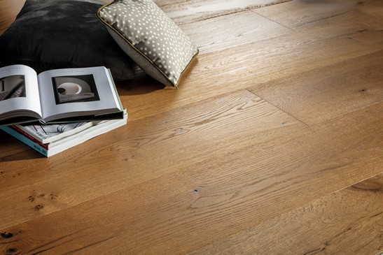 Soggiorno moderno con pavimento in legno