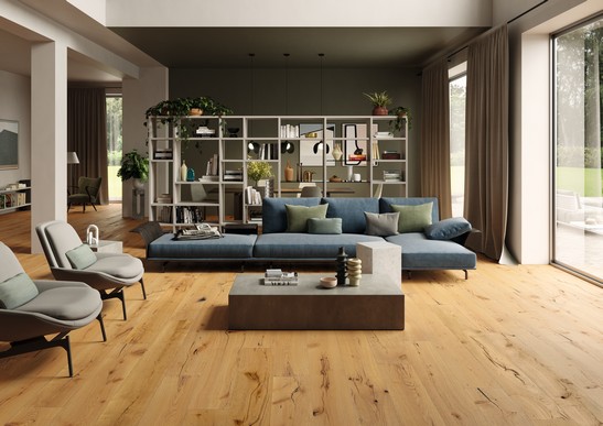 Soggiorno moderno open space con pavimento in legno