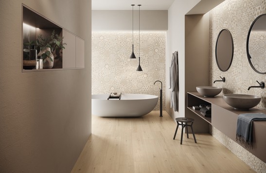 Salle de bains moderne avec sol stratifié effet bois