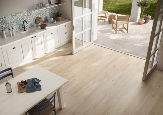 Klassische vintage Küche mit zementoptik Fliesen und holzoptik Bodenbeläg