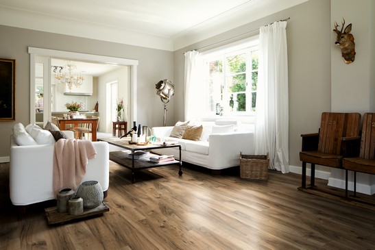 Salon classique avec sol effet bois