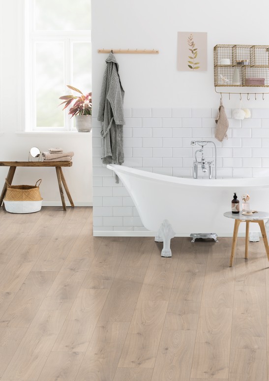 Vintage Badezimmer mit Badewanne und holzoptik Fußboden.