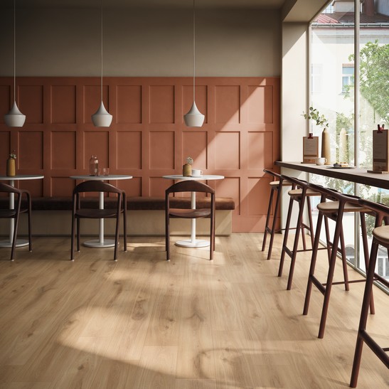 Moderne Bar in warmen Tönen mit Holzoptikboden Moderne Bar in warmen Tönen mit Holzoptikboden