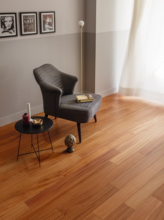 Moderner und eleganter Hauseingang mit Boden aus braunem Holz