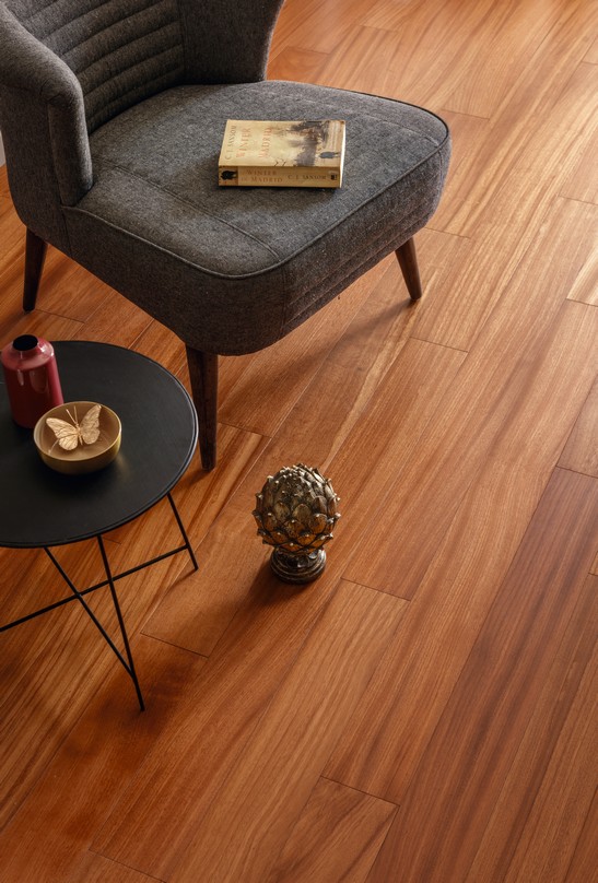 Séjour élégant et luxueux avec parquet en bois marron
