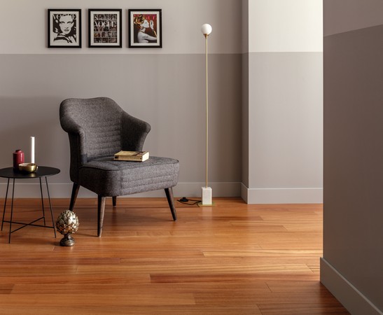 Entrée élégante et luxueuse avec parquet en bois marron