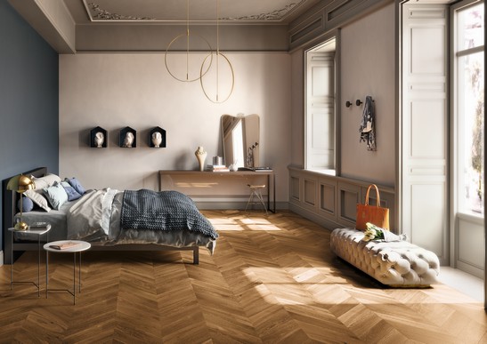 Chambre élégante et moderne avec parquet chevron marron
