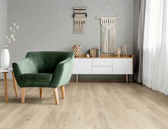 Modernes Wohnzimmer mit hellem Eichenholzoptik Boden