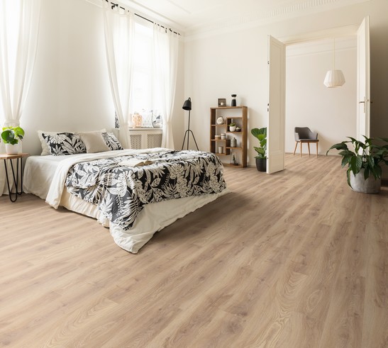 Chambre à coucher moderne et élégante avec sol en stratifié effet bois beige