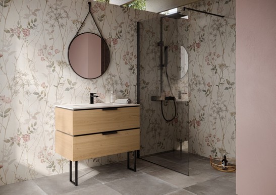 Petite salle de bains moderne avec sol effet béton et revêtement effet papier peint