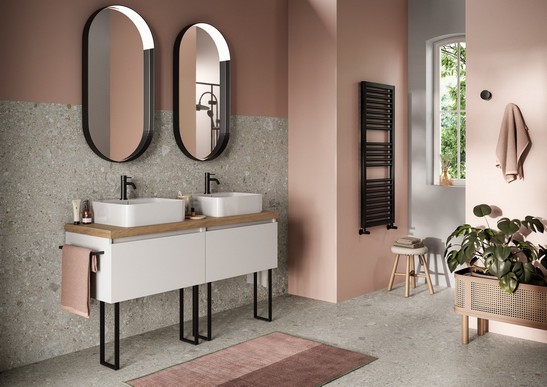 Salle de bains moderne dans des tons roses avec sol effet pierre grise