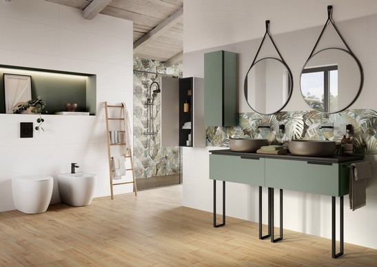 Salle de bains moderne dans des tons de vert et de blanc avec sol effet bois beige