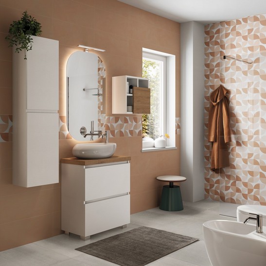 Petite salle de bains moderne avec douche, sol effet pierre et revêtement effet papier peint