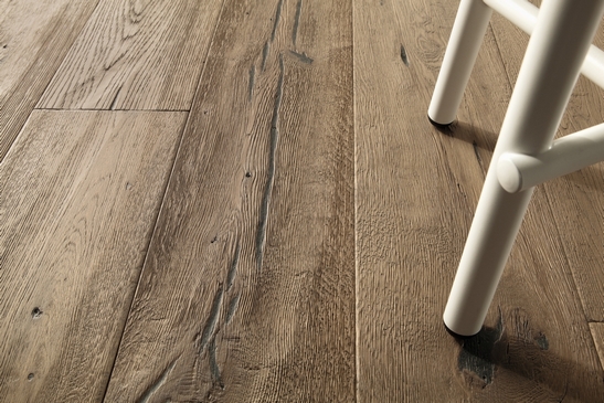 Elegant living room: wood-effect oak parquet for a rustic style