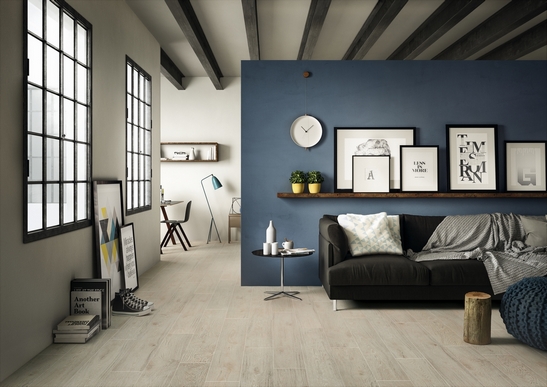 Soggiorno moderno blu, pavimento laminato effetto legno bianco