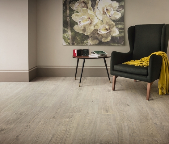 Modernes Wohnzimmer mit Holzoptik-Boden und Wänden in Beigetönen