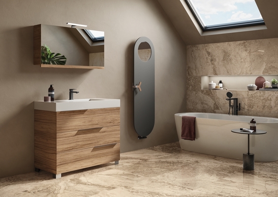 Bagno moderno con vasca. Effetto marmo beige per un tocco classico e di lusso