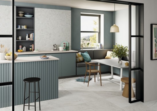 Modernes kleines Küche mit Boden-und Wandfliesen Steinoptik