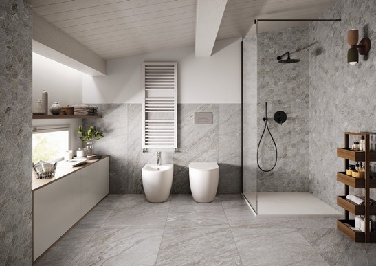 Salle de bains moderne rustique avec douche, sol effet pierre, gris