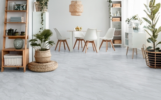 Séjour classique et chic, effet marbre de Carrare blanc de luxe.