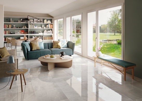 Soggiorno moderno classico, pavimento effetto marmo grigio e toni del bianco