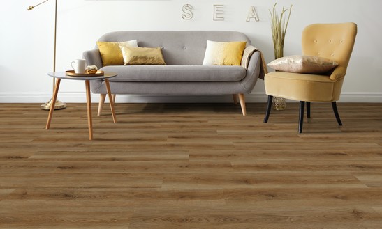 Soggiorno moderno piccolo con pavimento effetto legno marrone