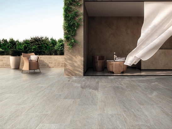 Patio moderno con pavimento in gres effetto pietra per esterni