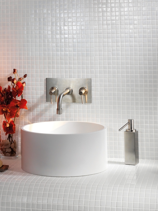 Salle de bains classique colorée avec mosaïque teinte unie blanc.