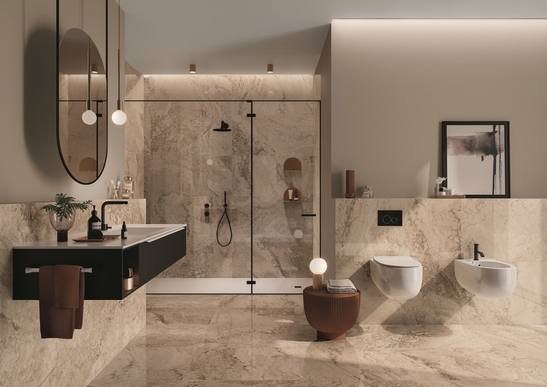 Salle de bains moderne avec douche. Effet marbre beige brillant : style classique et de luxe.
