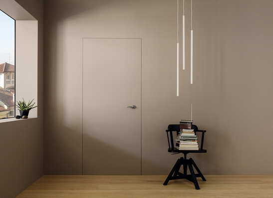 Séjour moderne : sol aspect bois, murs aux tons de beige gris minimaliste.