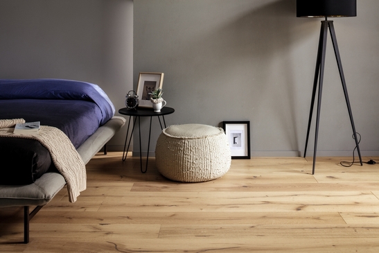 Chambre moderne minimaliste, parquet en bois naturel rustique, tons beiges et gris.